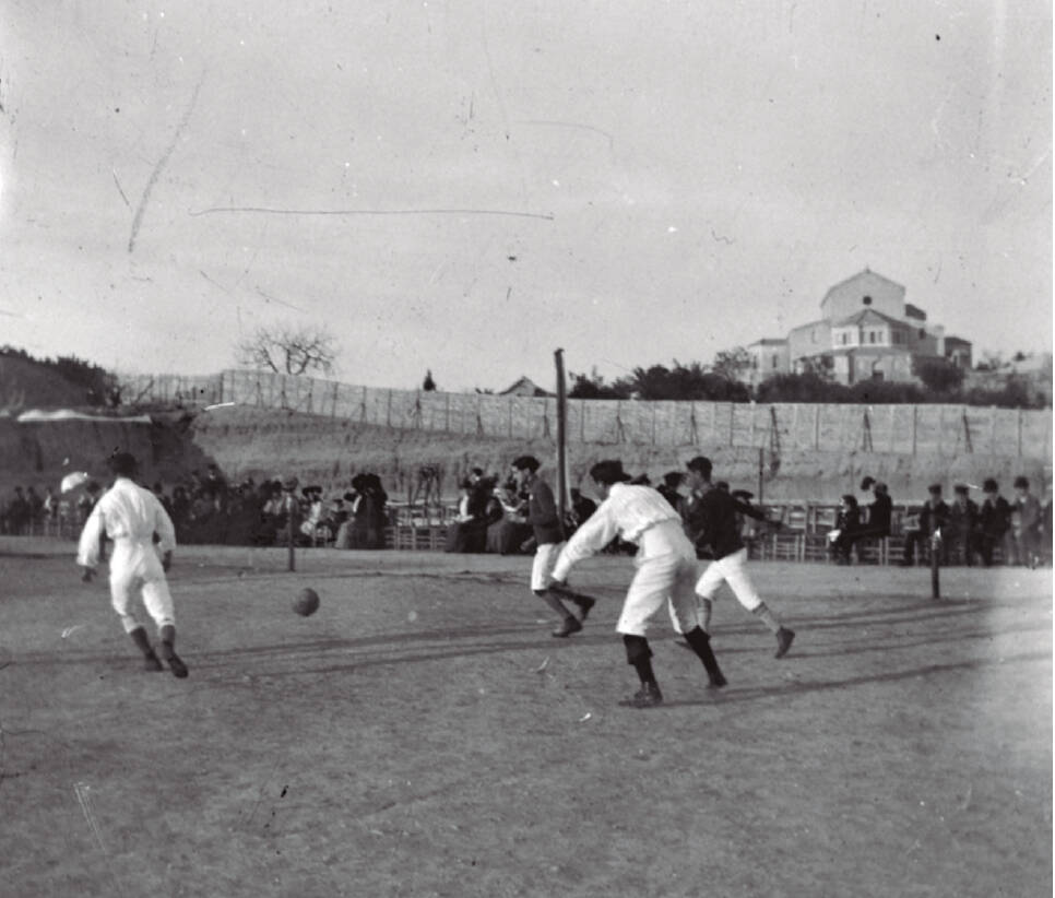 Un partit de futbol al camp de Benalua l'any 1907. En segon terme, l’antiga església del barri © Arxiu Municipal d’Alacant, col·lecció Ramón Vidal Irles